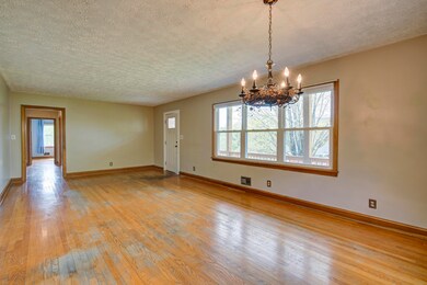 2107 Edgehill Cir, Johnson City, TN 37601 - photo 7