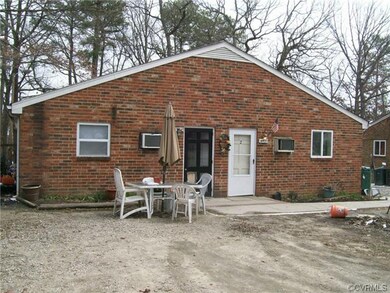 End apartment-contains 4 apartments. 2 on the fron