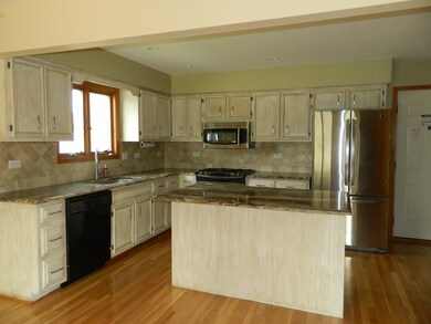 2109 Hidden Valley Dr, Naperville, IL 60565 - photo 3