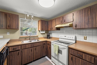 18218 Griffith Rd, Lutz, FL 33548 - photo 7