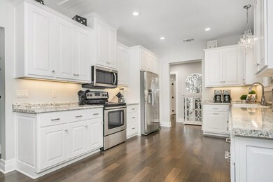 319 W Live Oak St, Fredericksburg, TX 78624 - photo 4