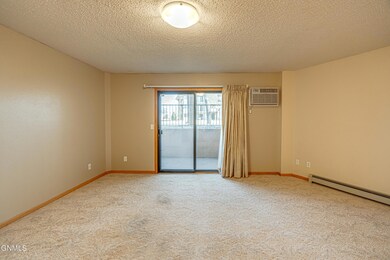 2710GatewayAve1F_0006