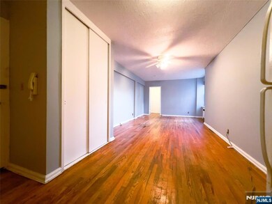 Linwood Park unit 4D, Fort Lee, NJ 07024 - photo 2