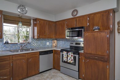 Quartz Counters/SS Appliances