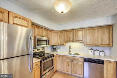 11518 Underoak Ct, Reston, VA 20191 - photo 3