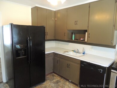 310 E Falletti Ave, Claremore, OK 74017 - photo 2