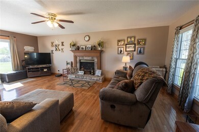 9984 N Country Dr, Effingham, IL 62401 - photo 2