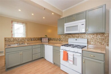 Beautiful Colors in Kitchen with 5 Burner Gas Rang
