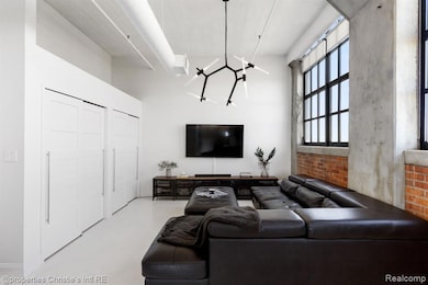 Living room with a towering ceiling