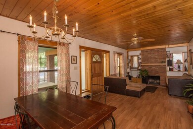 6DINING & LIVING ROOM