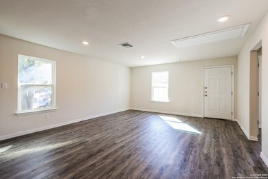 528 E New Braunfels St, Seguin, TX 78155 - photo 4