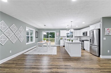 Kitchen/ Dining Combo