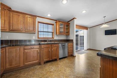 707 Fox Tail Dr, Minot, ND 58701 - photo 6