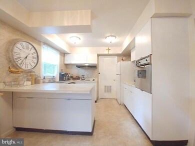 12607 Millstream Dr, Bowie, MD 20715 - photo 3