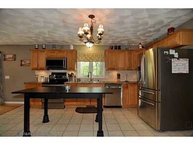 Kitchen. Eat in Kitchen. All relatively new applia