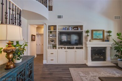 Great room with vaulted ceilings, lots of great na