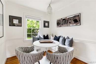 The dining room is beyond adorable! With an 'L-sha