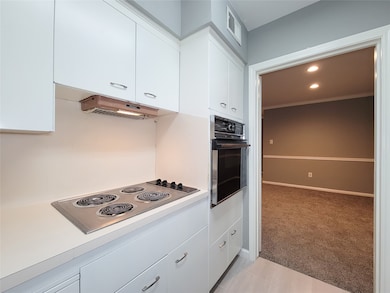 Wall oven and electric cooktop