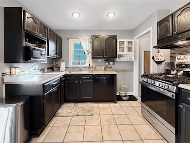 4027 NE 43rd Ct, Des Moines, IA 50317 - photo 2