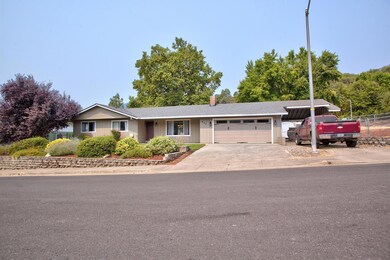 420 Nugget Dr, Rogue River, OR 97537 - photo 2