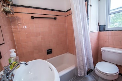 Well maintained full main bath.