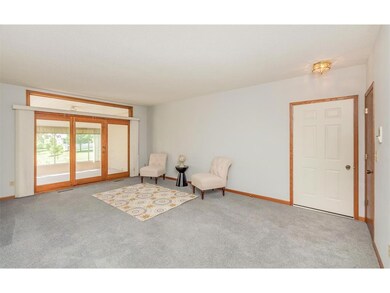 6320 Greenbriar Ln SW unit B, Cedar Rapids, IA 52404 - photo 3