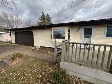 2 1/2 car attached garage