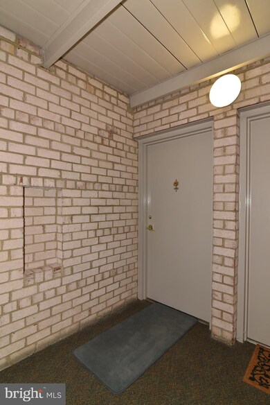 33 Canterbury Square unit 201, Alexandria, VA 22304 - photo 2