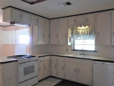 402 Bowman Dr, Alvin, TX 77511 - photo 5