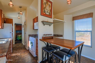 Dining area & kitchen
