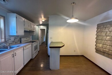 Dining Area & Kitchen