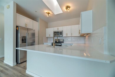 Oversize kitchen counter with plenty of space to e