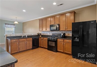 Beautiful HUGE Kitchen