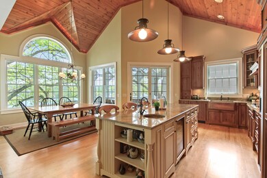Kitchen & Dining