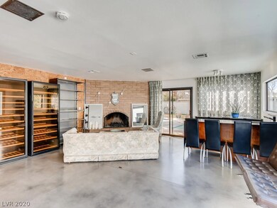 Family /Great room w/sliding glass door to back ya