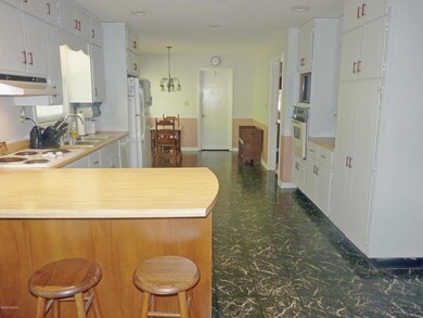 Kitchen with Breakfast Bar & Eat In Area
