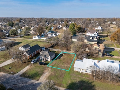 805 Gove St, Perry, OK 73077 - photo 4