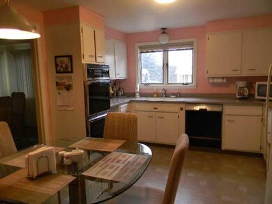 Kitchen Plenty of space and cabinets, granite coun