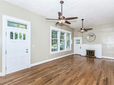 Woodburning Fireplace on remote w/gas starter!