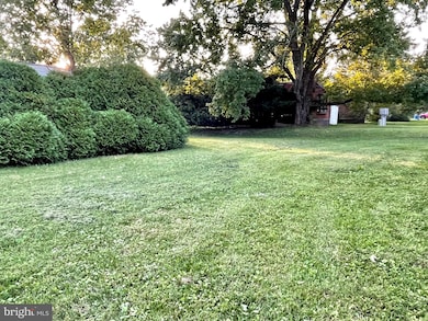 233 Hemlock Dr, Doylestown, PA 18901 - photo 5