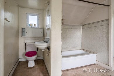 4422 Hyde Park Ave-14