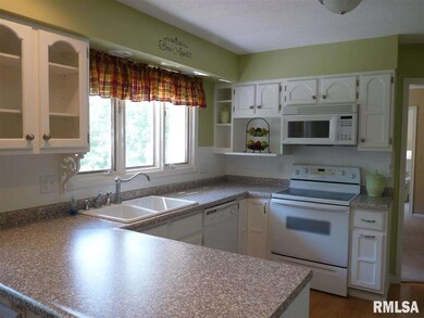 32 Oakbrook Dr, Bettendorf, IA 52722 - photo 7