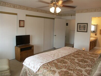 Large M/bedroom with ceiling fan