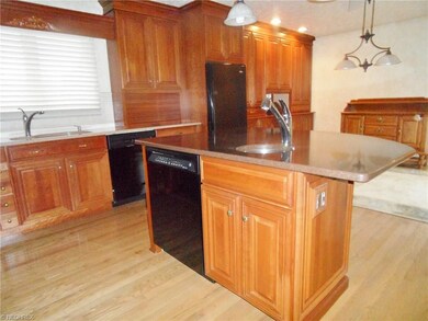 2 Dishwasher, 2 sinks, 2 garbage disposals...... Bring on the dishes... no problem here!