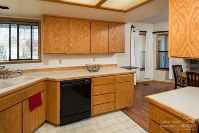 2940 SW Salmon Ave, Redmond, OR 97756 - photo 7