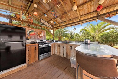 SUMMER KITCHEN.... KEY WEST STYLE BAR