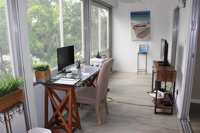 ENCLOSED BALCON