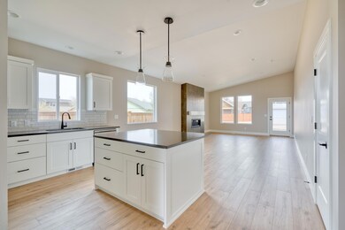 830 NW 18th Ct, Redmond, OR 97756 - photo 4