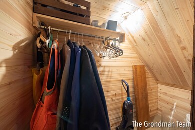 911 Emerald NE, Grand Rapids, MI 49504-5