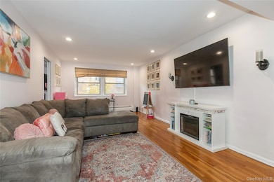 Barclay Tenants' Corporation unit 2L, Great Neck, NY 11021 - photo 4